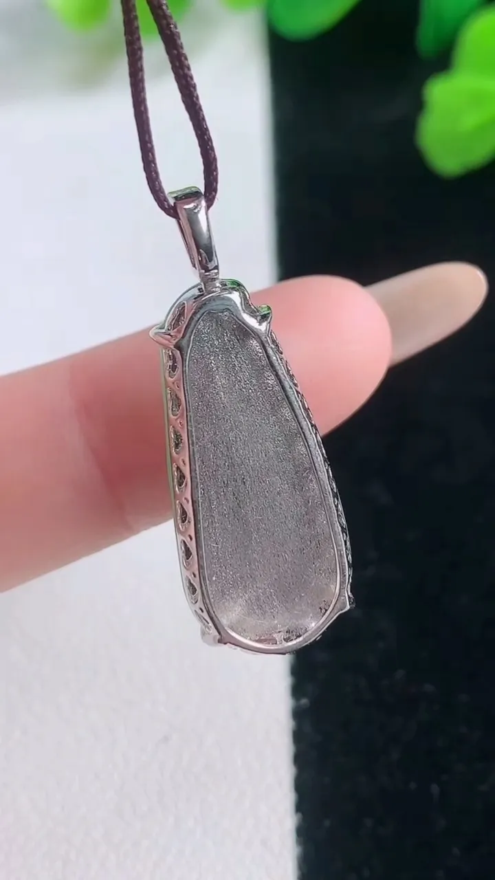 天然A货翡翠福豆吊坠，尺寸23.6-10-7.9，重量:3.96g
11月28日