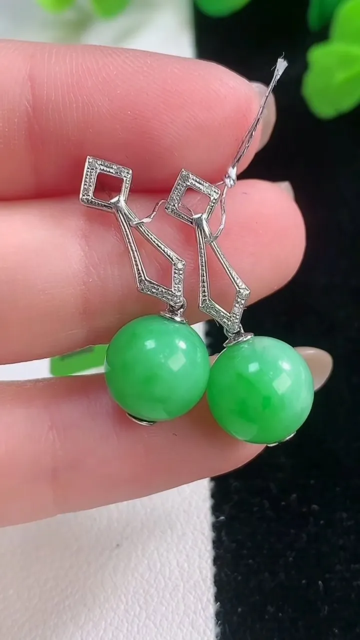 天然A货翡翠圆珠耳坠，尺寸10.2，重量:6.12g11月28日
工厂直销收藏佳品,种好水足，色泽均