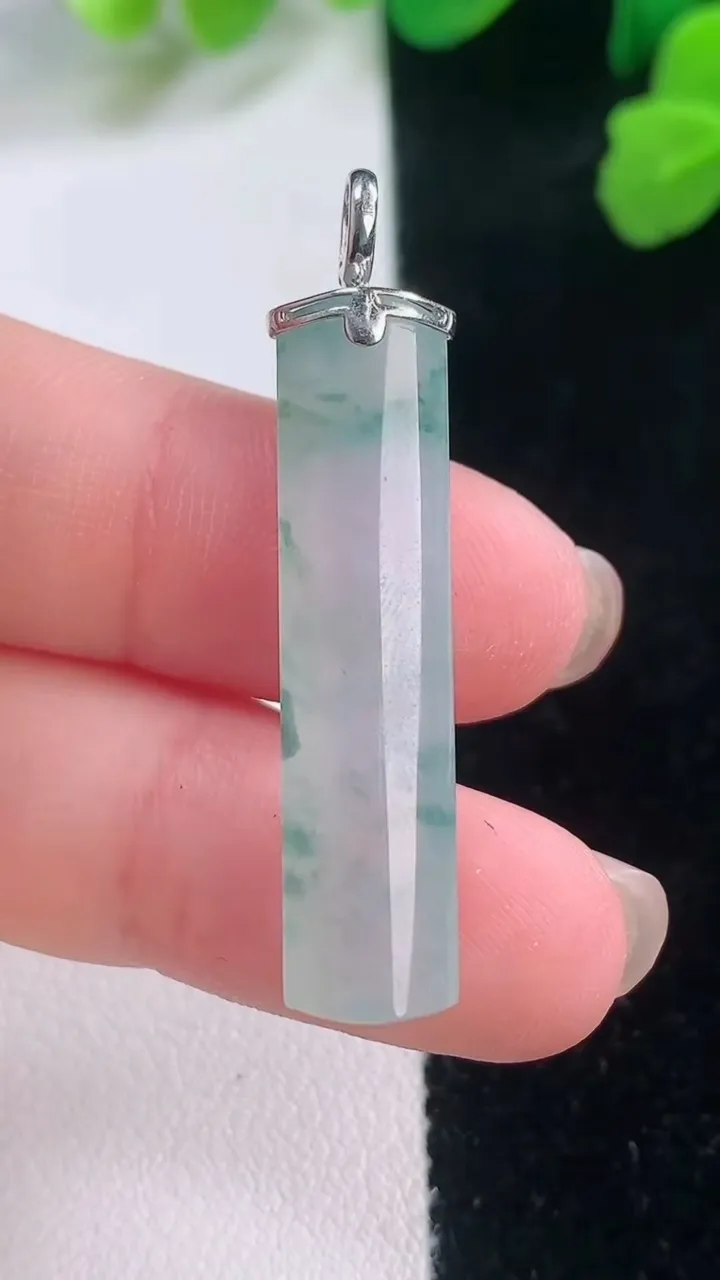 天然A货翡翠种飘花无事牌吊坠，尺寸34-7.8-5.2，重量:3.64g
11月28日