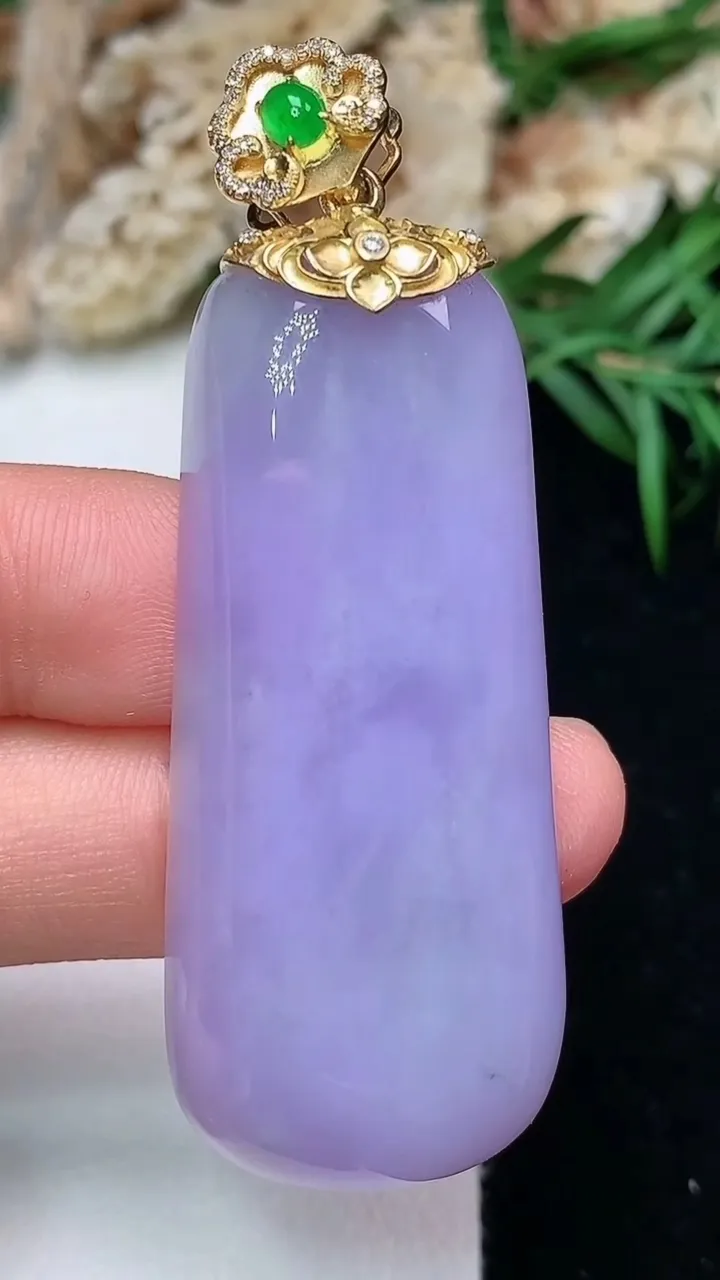 天然A货翡翠k金紫罗兰无事牌吊坠，尺寸44.3-20.6-7.4，重量:19.85g
11月28日