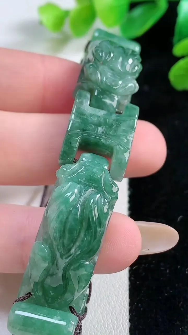 天然A货翡翠貔貅手绳，尺寸 32.7-13.6-14，重:37.77g
11月28日