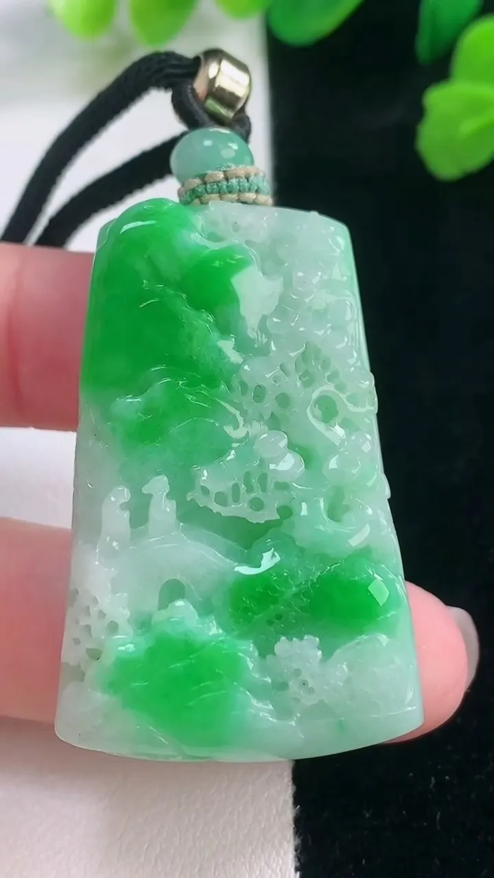 天然A货翡翠山水牌吊坠，尺寸43-26.7-10，重量:32.19g
11月28日