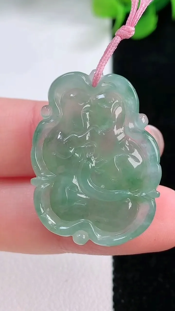 天然A货翡翠年年有余吊坠，尺寸31.7-22.4-5，重量:6.72g
11月28日