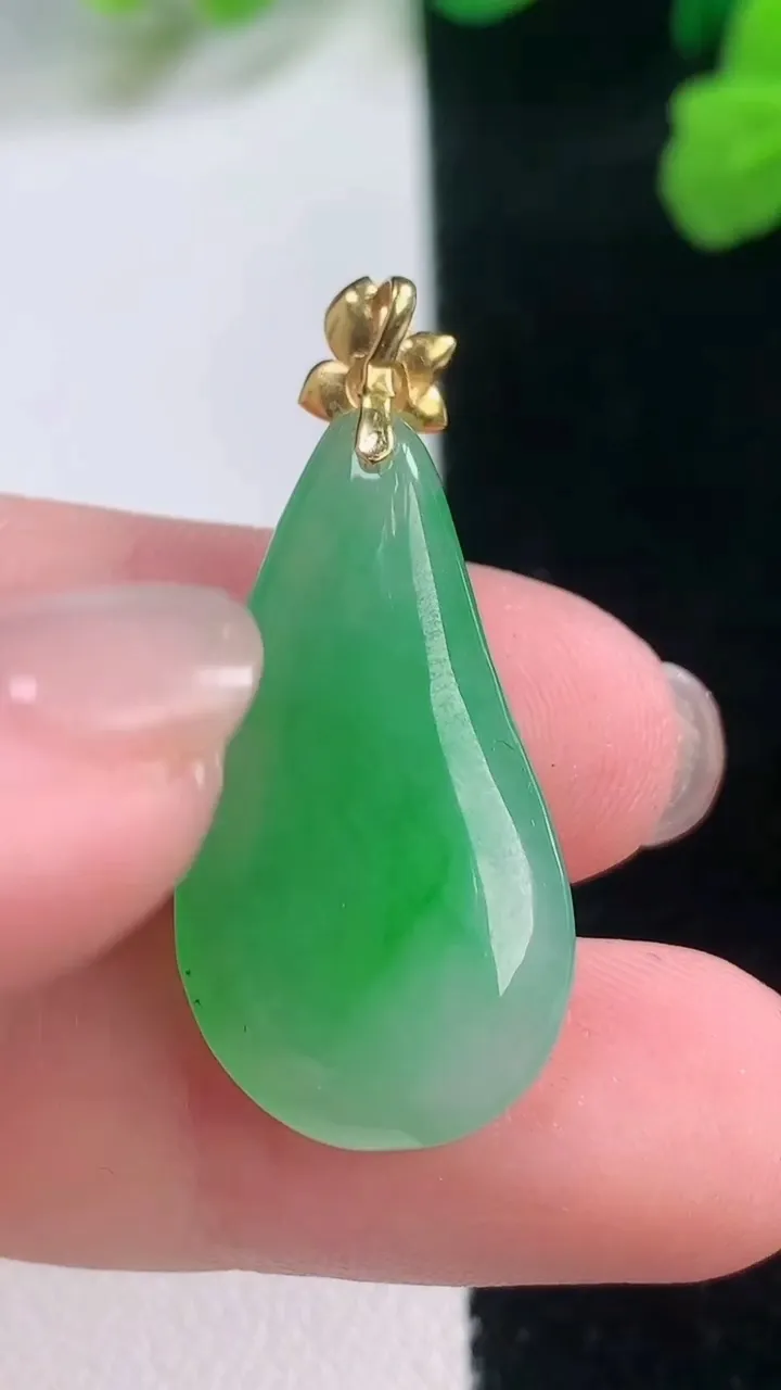 天然A货翡翠福瓜吊坠，尺寸27-15-4.8，重量:4.05g
11月28日