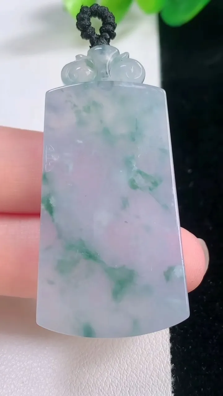 天然A货翡翠种飘花仿古无事牌吊坠，尺寸42.2-25-5.7，重量:20.13g
11月28日