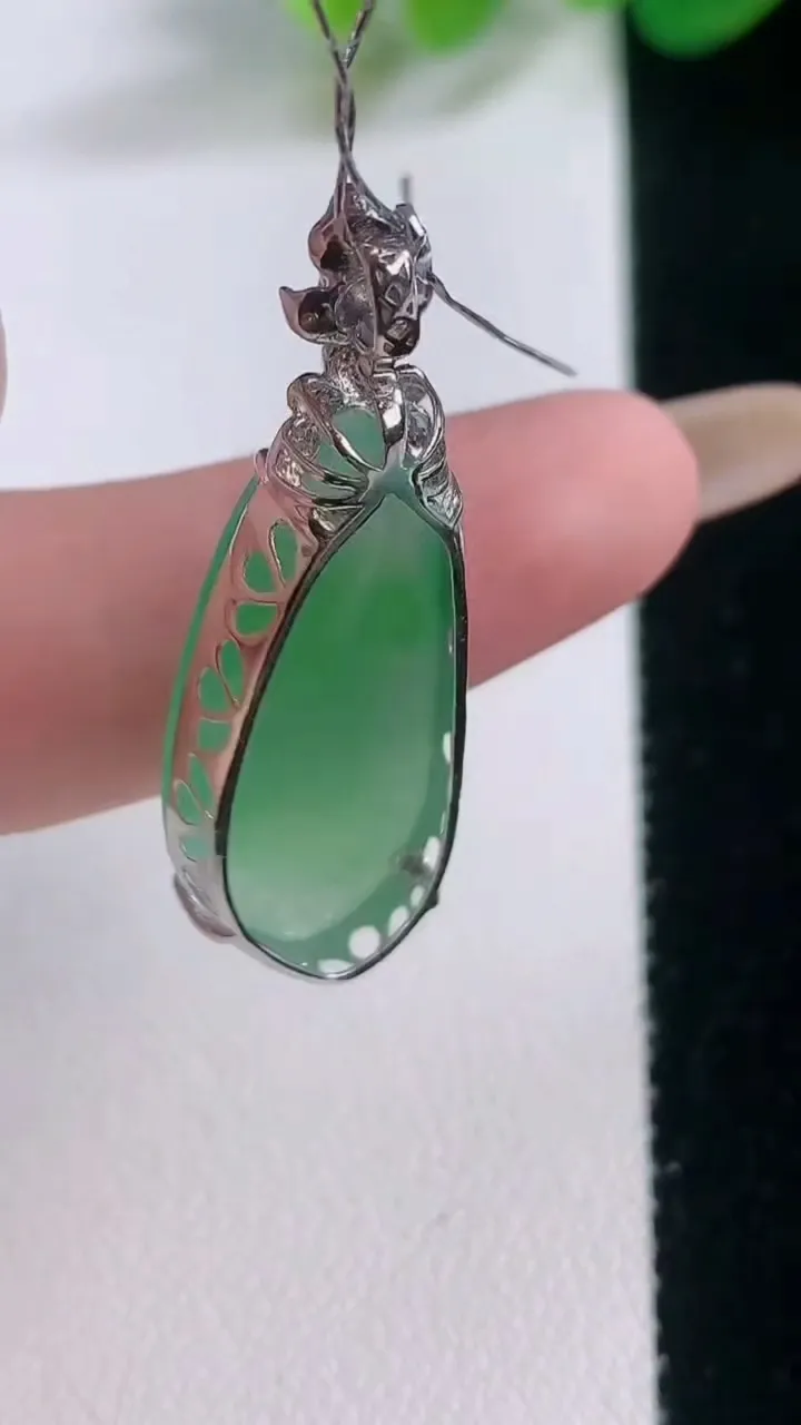 天然A货翡翠福瓜吊坠，尺寸35-26.2-12.2-7，重量:3.83g
11月28日