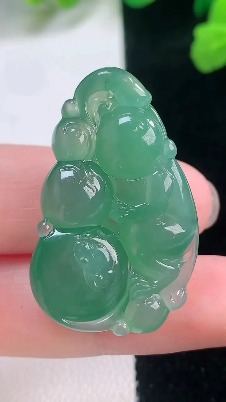 天然A货翡翠生肖猴吊坠，尺寸35.8-22-8.1，重量:9.90g
11月28日