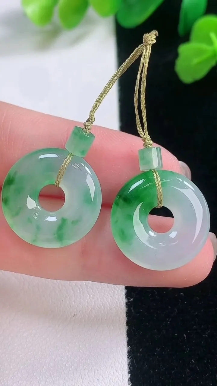 天然A货翡翠平安环吊坠一对，尺寸18-3.5，重量:5.12g
11月28日