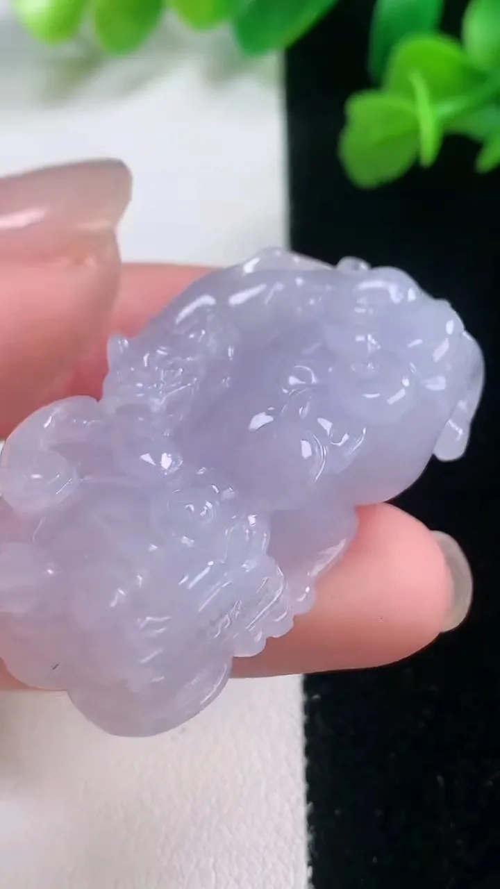 天然A货翡翠紫罗兰霸王貔貅吊坠，尺寸42.6-23.6-12，重量:28.36g
11月28日