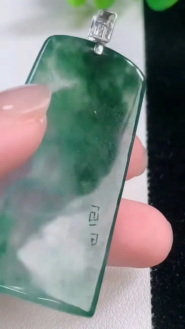 天然A货翡翠种飘花观音菩萨吊坠，尺寸53.7-28-5.4，重量:21.68g
11月28日