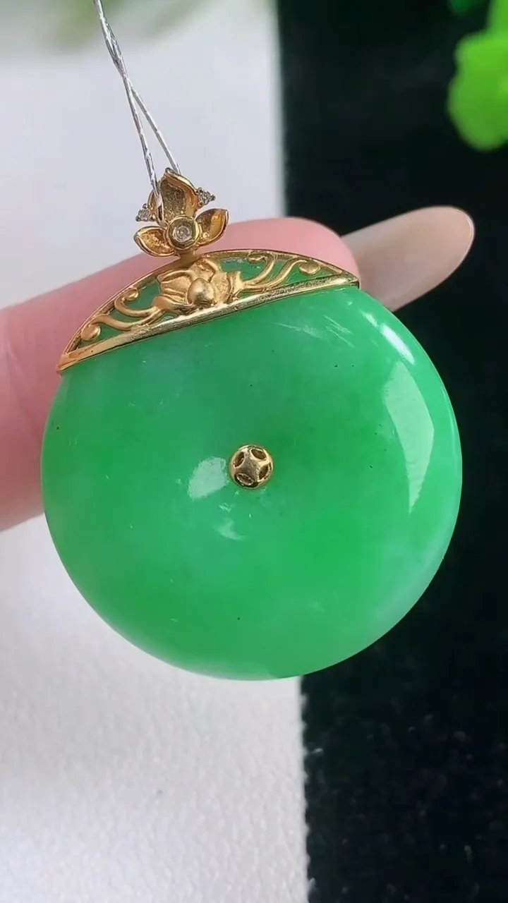 天然A货翡翠平安扣吊坠，尺寸24.7-5.6，重量:8.46g
11月28日