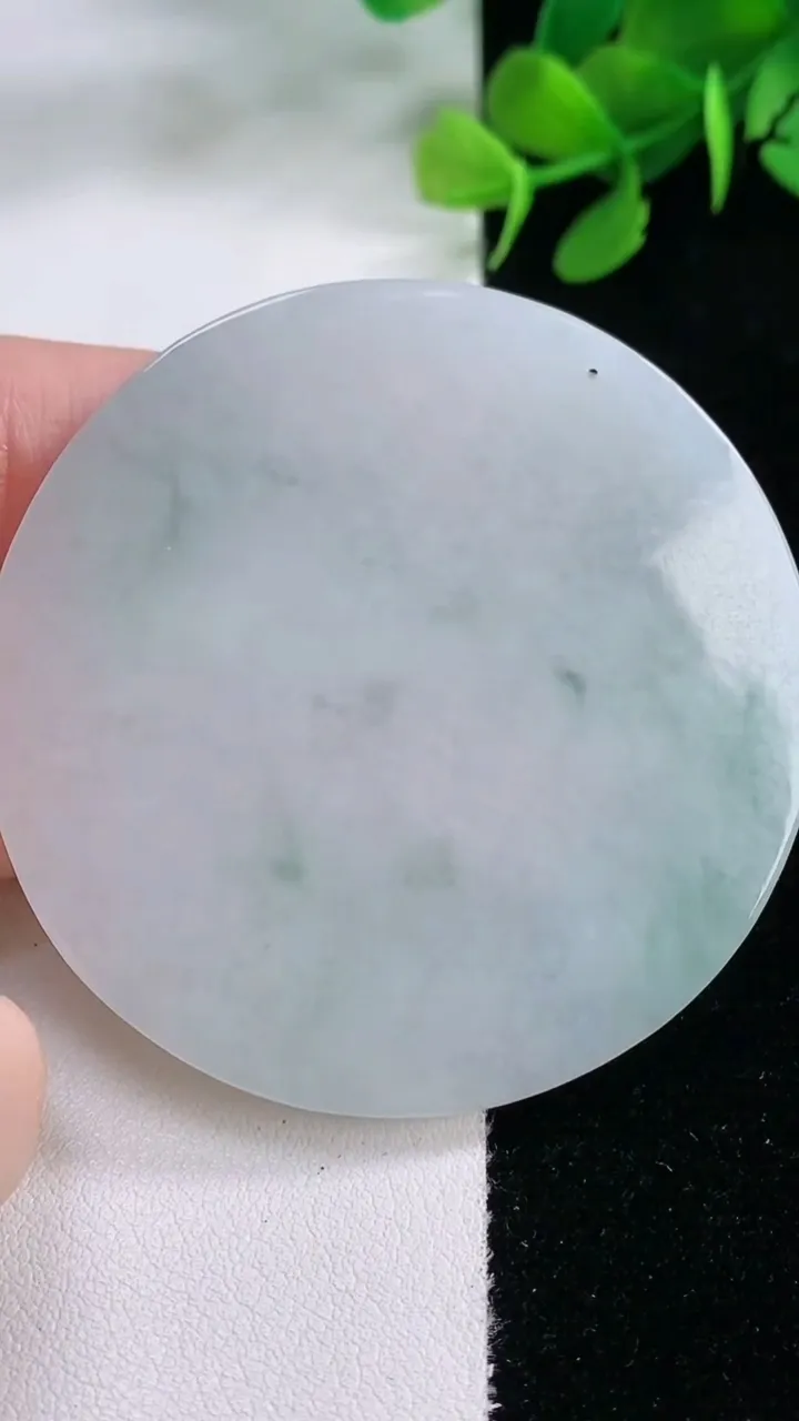 天然A货翡翠祥龙大日如来吊坠，尺寸55-5.8，重量:37.83g
11月28日