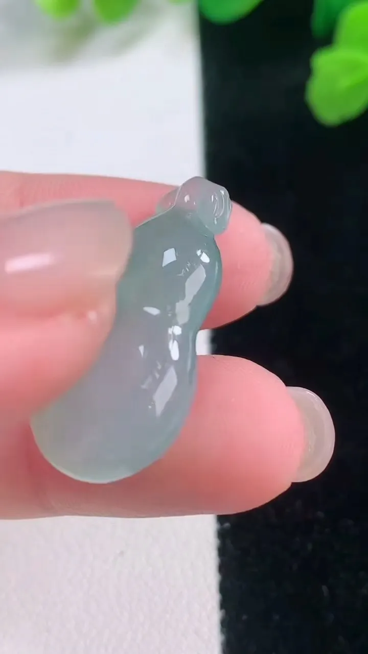 天然A货翡翠冰种飘花葫芦吊坠，尺寸28.2-14.3-8.5，重量:5.66g
11月28日
