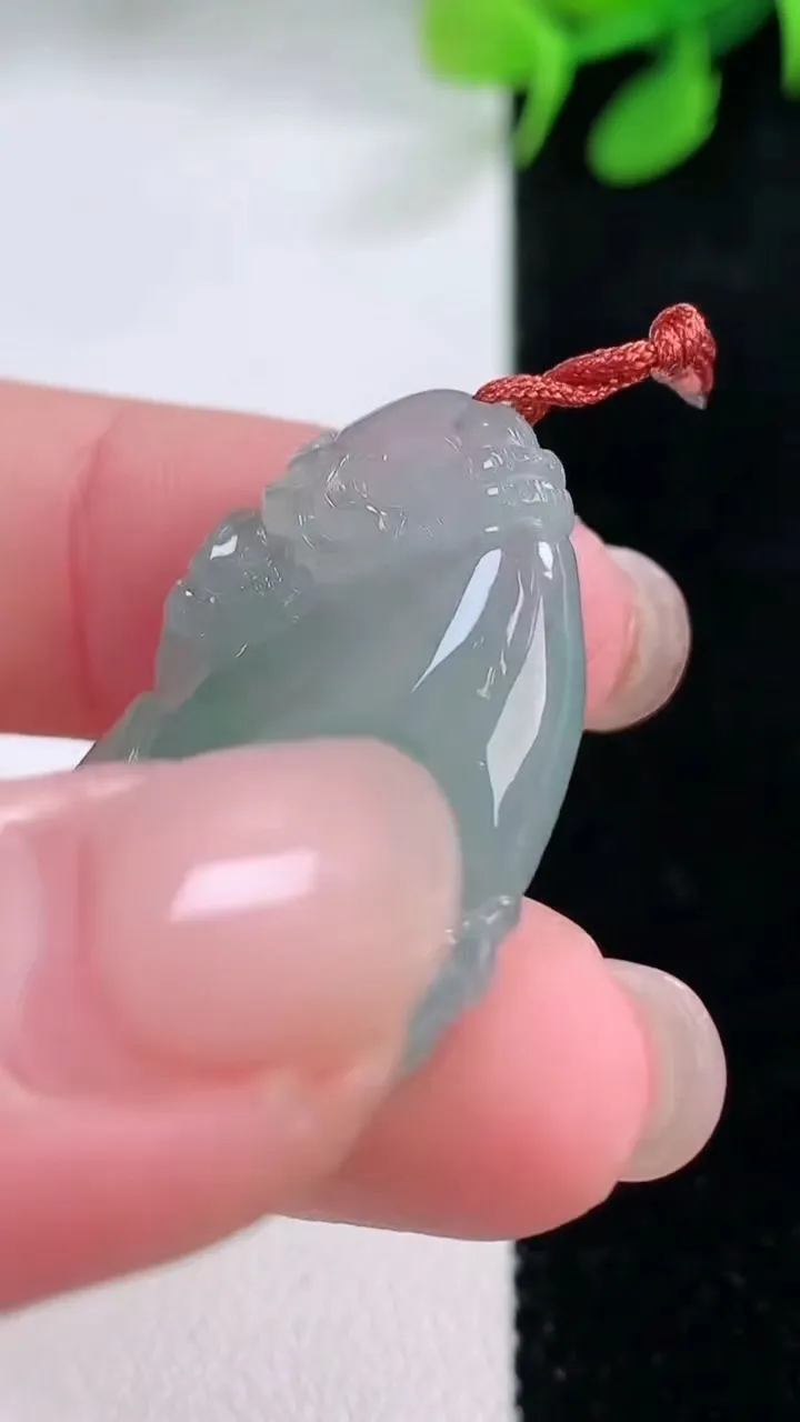 天然A货翡翠福袋吊坠，尺寸28.4-19.7-7.6，重量:7.69g
11月28日