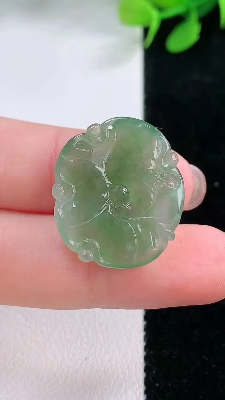 天然A货翡翠年年有余吊坠，尺寸19.8-23.2-4.9，重量:3.70g
11月28日