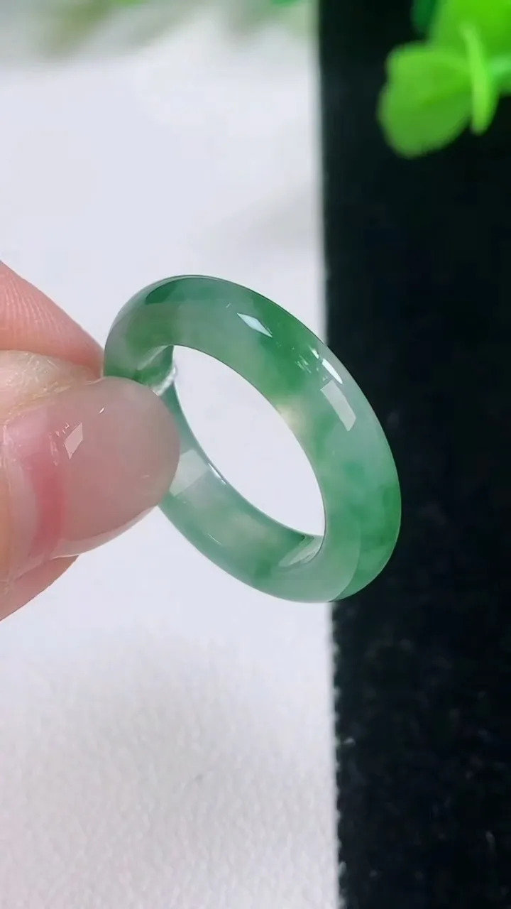 天然A货翡翠指环戒指，尺寸16.7-4-2.9，重量:2.99g2025年11月28日
工厂直销收藏佳品,种好水足，色泽均匀，有种有色，上手高大气！