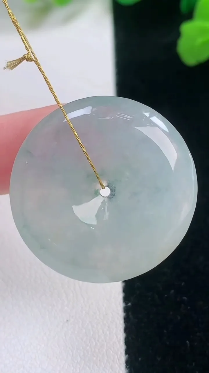 天然A货翡翠冰种飘花平安扣吊坠，尺寸29.6-5.9，重量:10.56g
11月28日