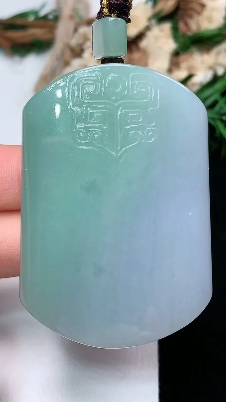 天然A货翡翠仿古无事牌吊坠，尺寸50.8-35.9-13.2，重量:68.89g
11月28日