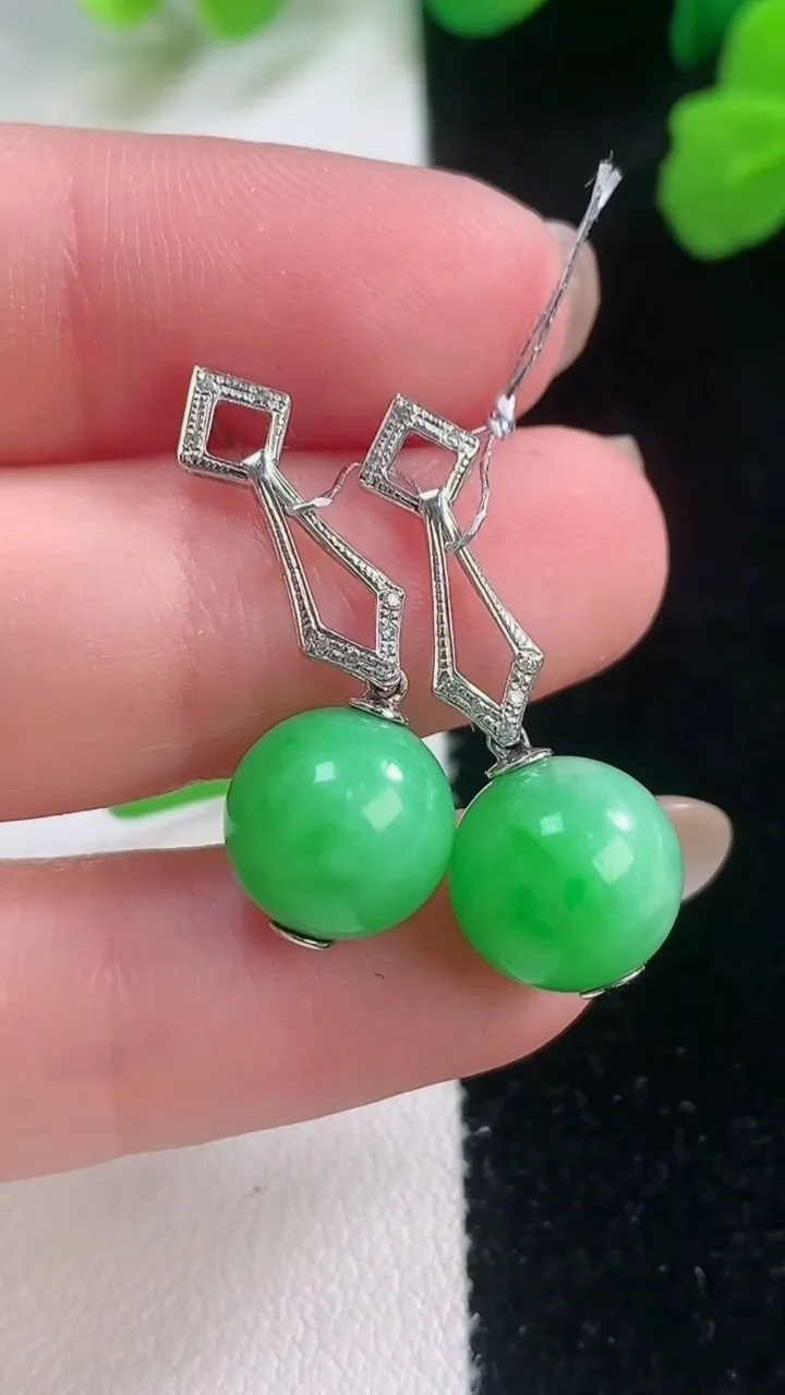 天然A货翡翠圆珠耳坠，尺寸10.2，重量:6.12g11月28日
工厂直销收藏佳品,种好水足，色泽均匀，有种有色，上手高大气！