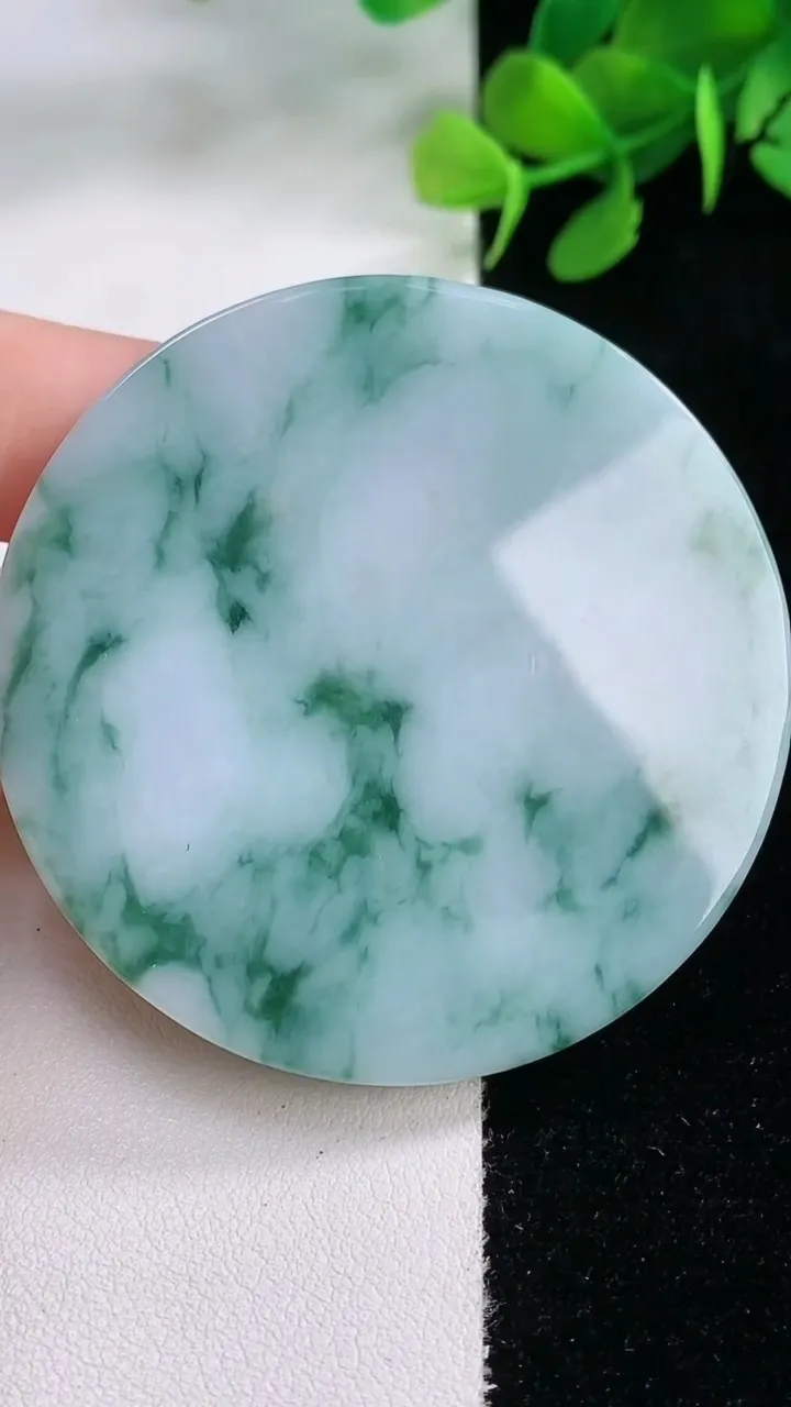 天然A货翡翠飘花无事牌镶嵌件，尺寸53.6-5.8，重量:45.36g
11月28日