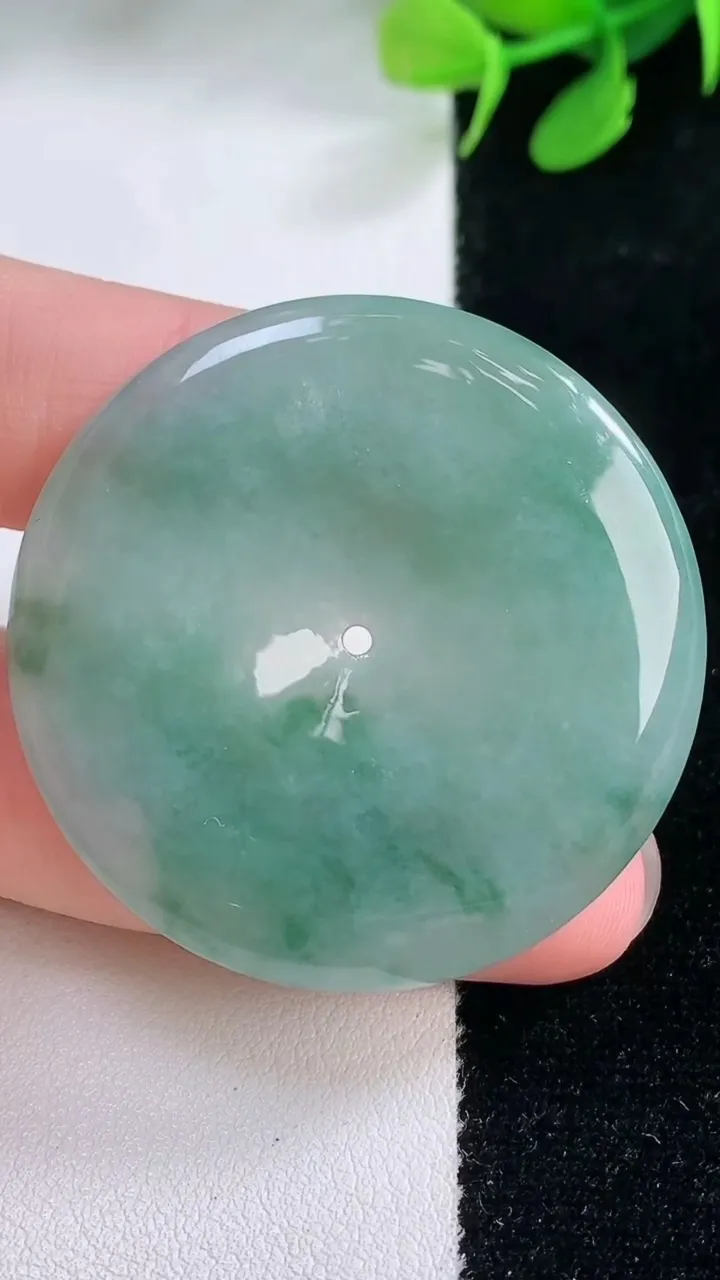 天然A货翡翠飘花平安扣吊坠，尺寸40.7-5.3，重量:19.71g
11月28日