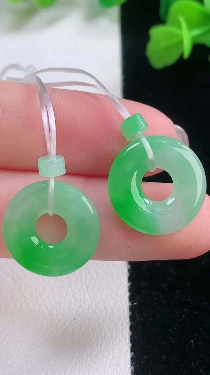 天然A货翡翠平安环吊坠一对，尺寸16-2.6，重量:3.92g
11月28日