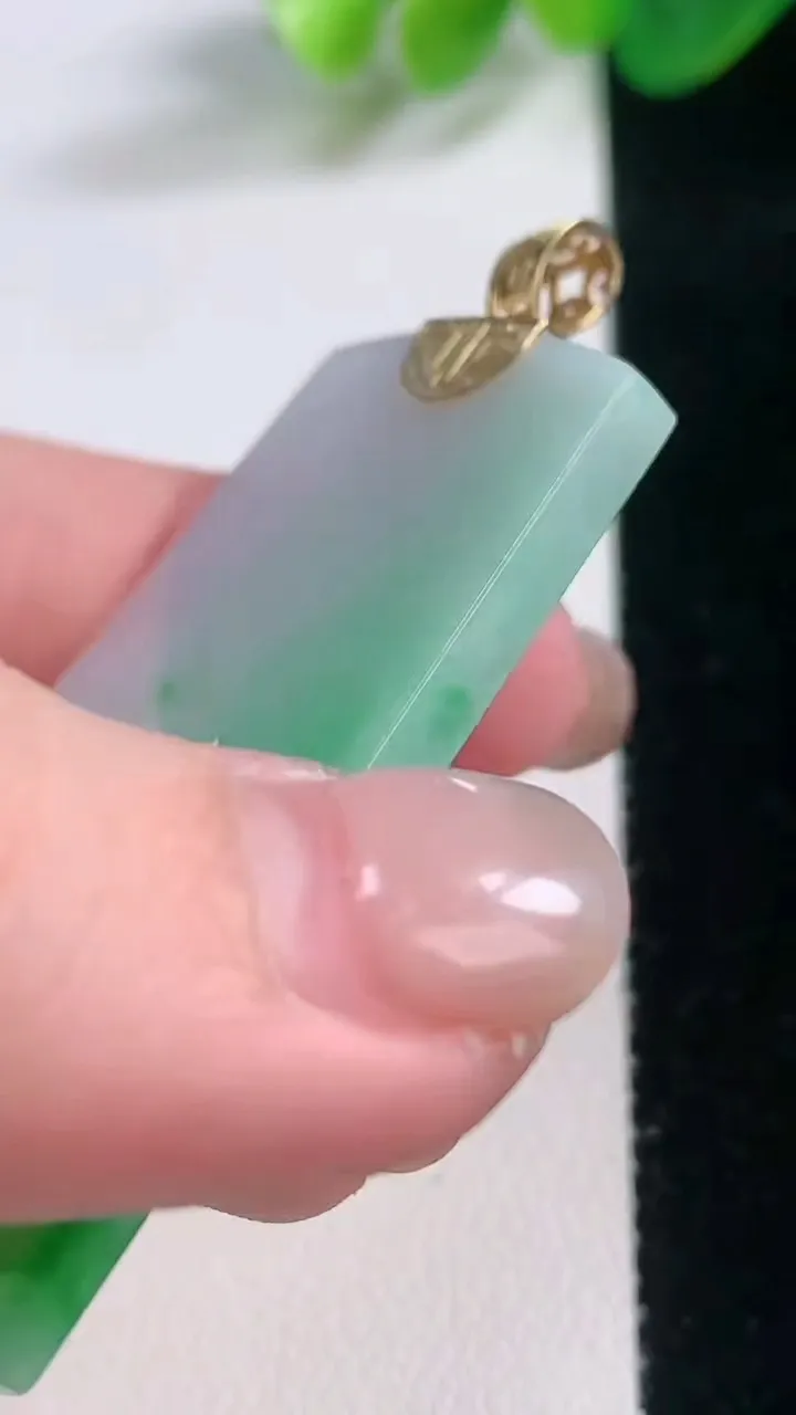 天然A货翡翠无事牌吊坠，尺寸53-30-3.4，重量:17.58g
11月28日