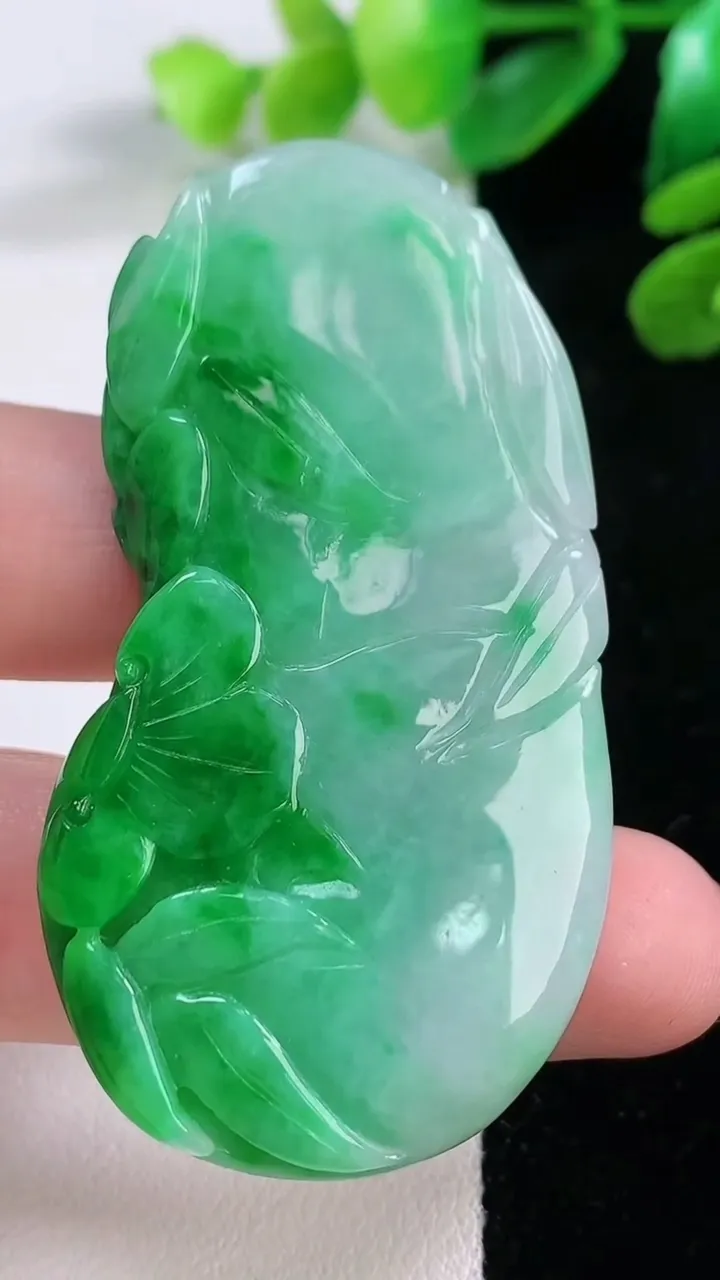 天然A货翡翠节节高升 竹节吊坠，尺寸 58-30-6.2，重:23.84g
11月28日