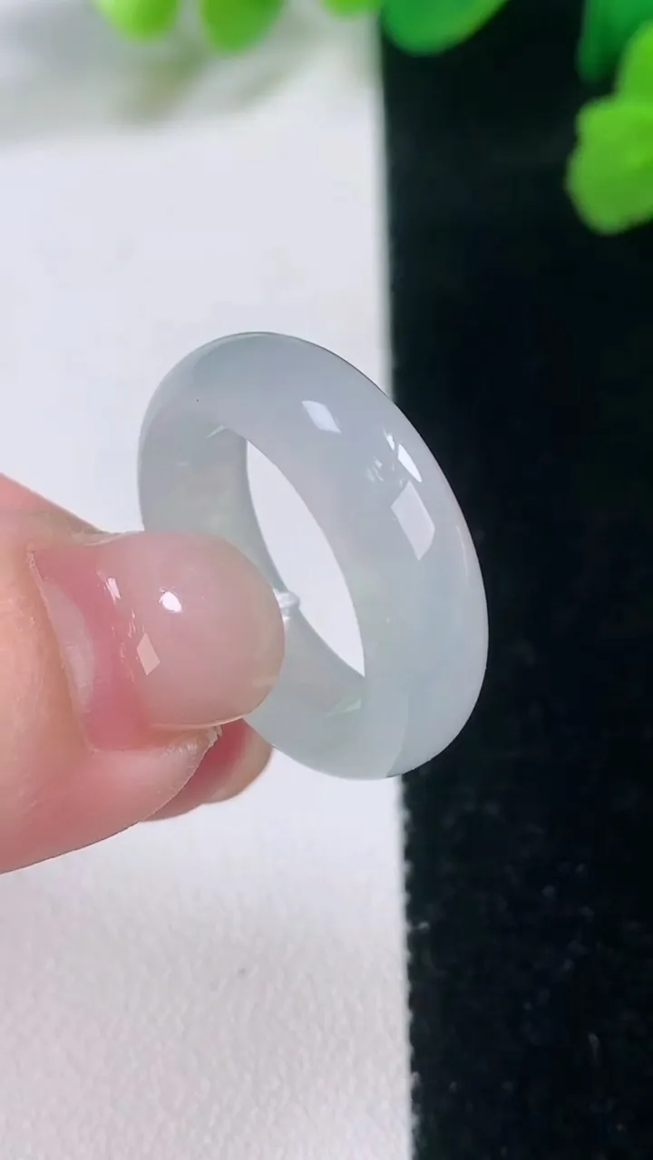 天然A货翡翠指环戒指，尺寸17.2-6.2-3.9，重量:4.66g2025年11月28日
工厂直销收藏佳品,种好水足，色泽均匀，有种有色，上手高大气！