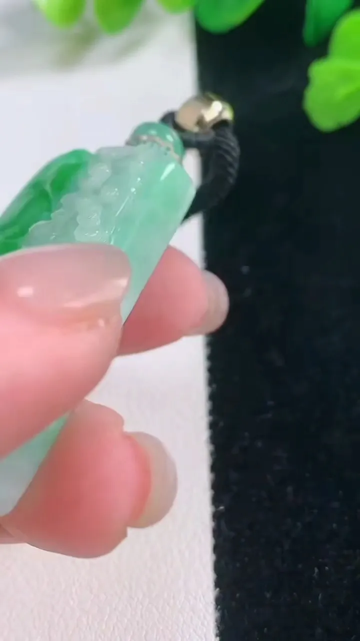 天然A货翡翠山水牌吊坠，尺寸43-26.7-10，重量:32.19g
11月28日