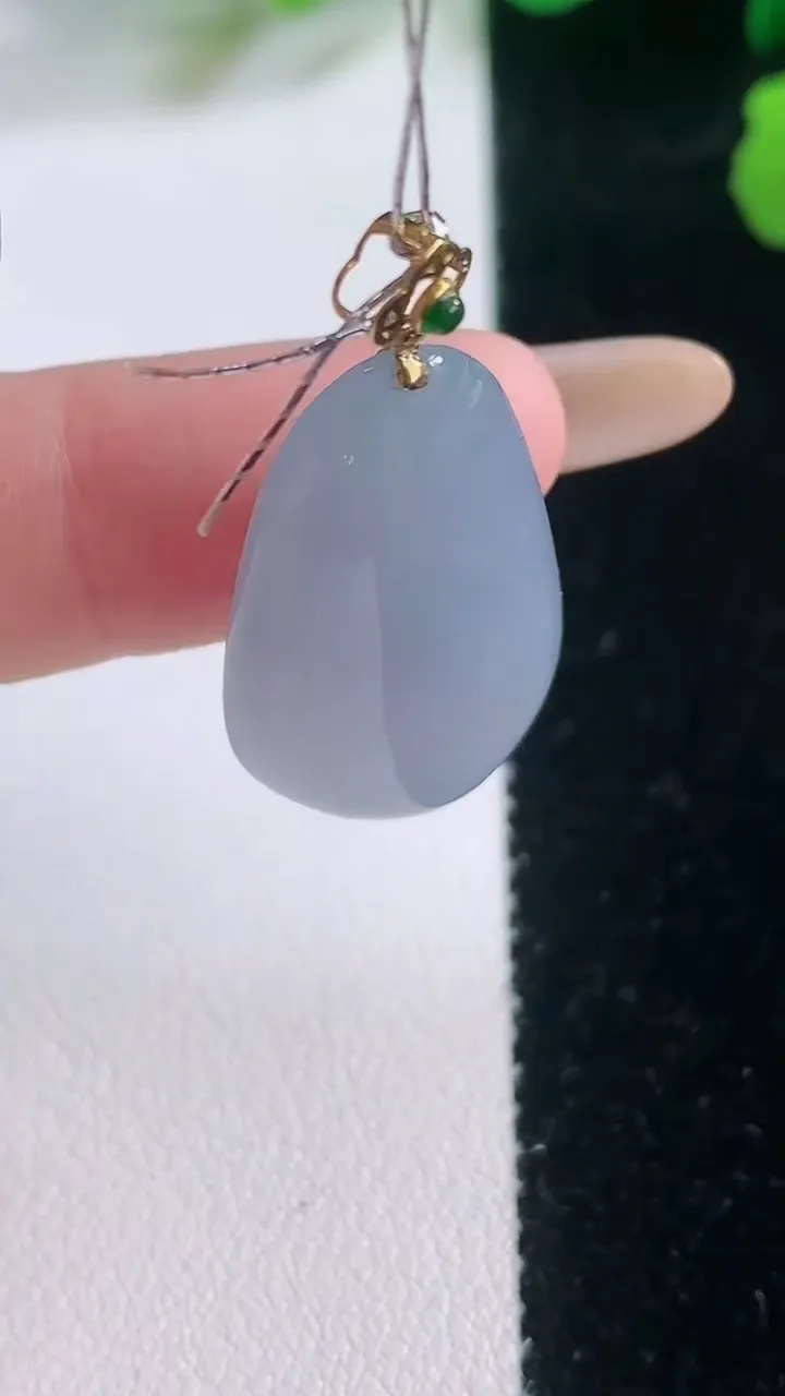 天然A货翡翠18K金紫罗兰福瓜吊坠，尺寸26.4-15.7-6.8，重量:5.45g
11月28日