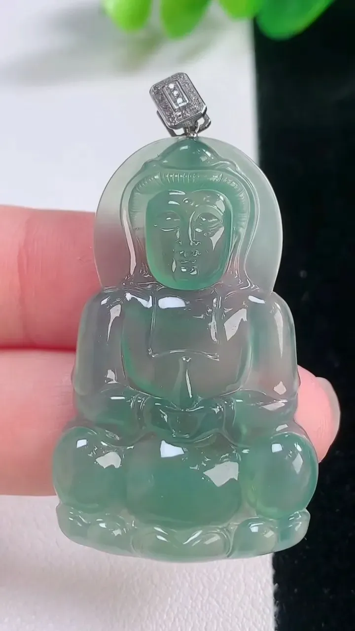 天然A货翡翠种蓝水观音菩萨吊坠，尺寸42.8-27-3.8，重量:8.42g
11月28日