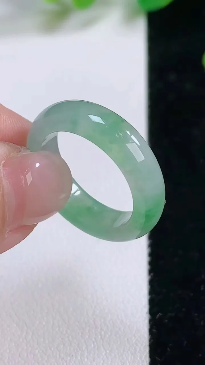 天然A货翡翠指环戒指，尺寸 17.6-6.1-3.8，重:3.78g2025年11月28日
工厂直销收藏佳品,种好水足，色泽均匀，有种有色，上手高大气！
