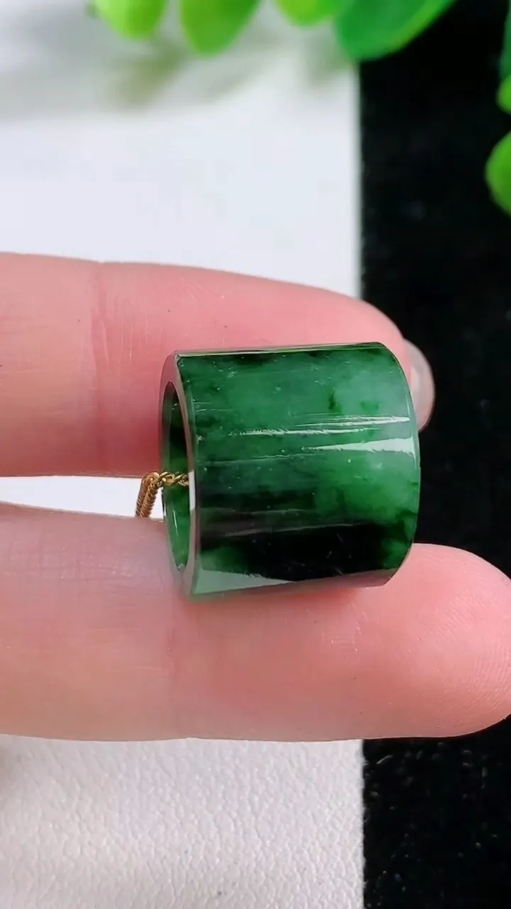 天然A货翡翠路路通吊坠，尺寸 13.8-16.5，重:4.74g
11月28日