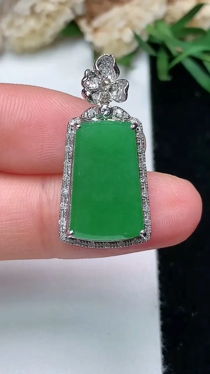 天然A货翡翠无事牌吊坠，尺寸27.8-13.4-7.7裸石16.9-10，重量:3.19g
11月28日