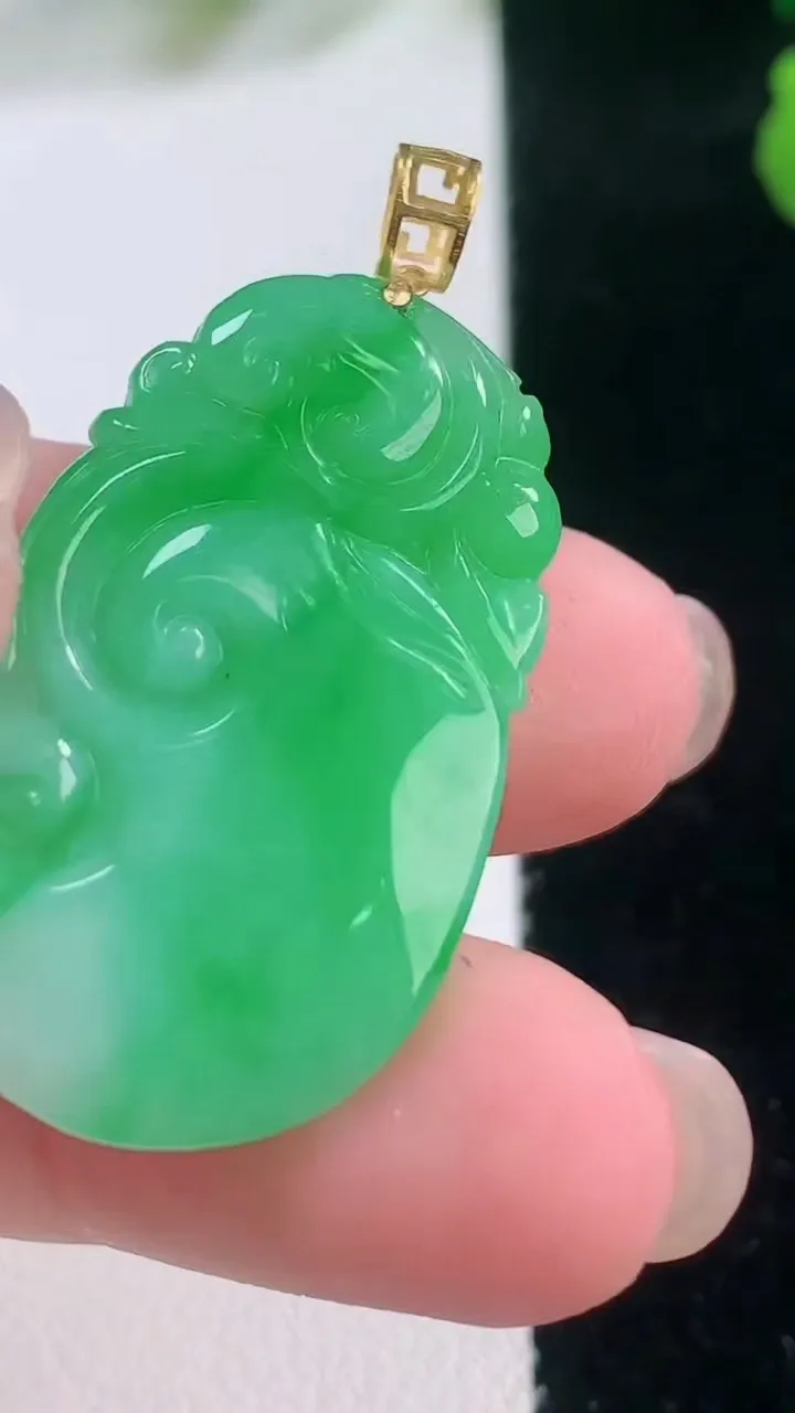 天然A货翡翠如意吊坠，尺寸32-20-5.9，重量:8.17g
11月28日