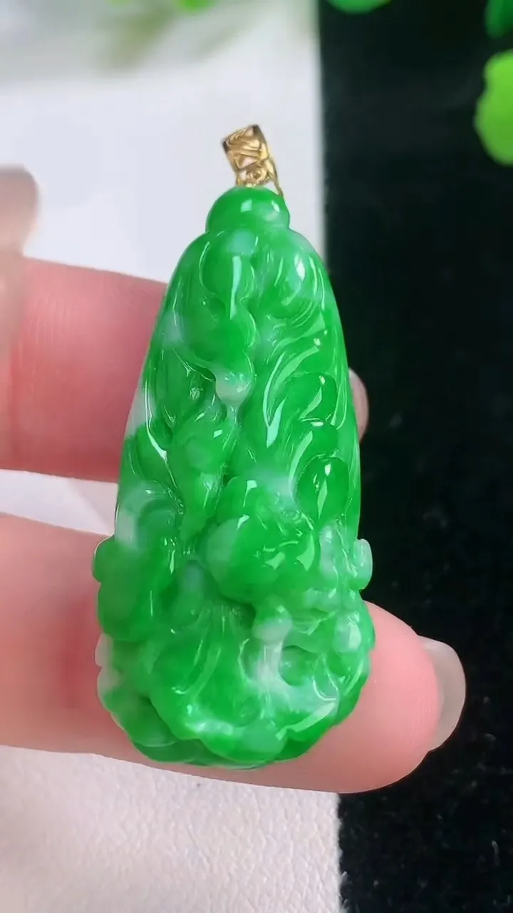 天然A货翡翠白菜吊坠，尺寸37.7-18-7.2，重量:9.18g
11月28日