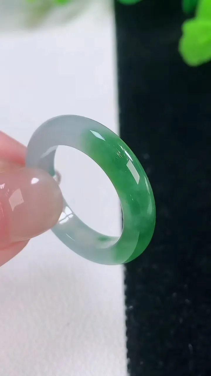 天然A货翡翠指环戒指，尺寸18.2-4.2-3.3，重量:3.60g2025年11月28日
工厂直销收藏佳品,种好水足，色泽均匀，有种有色，上手高大气！
