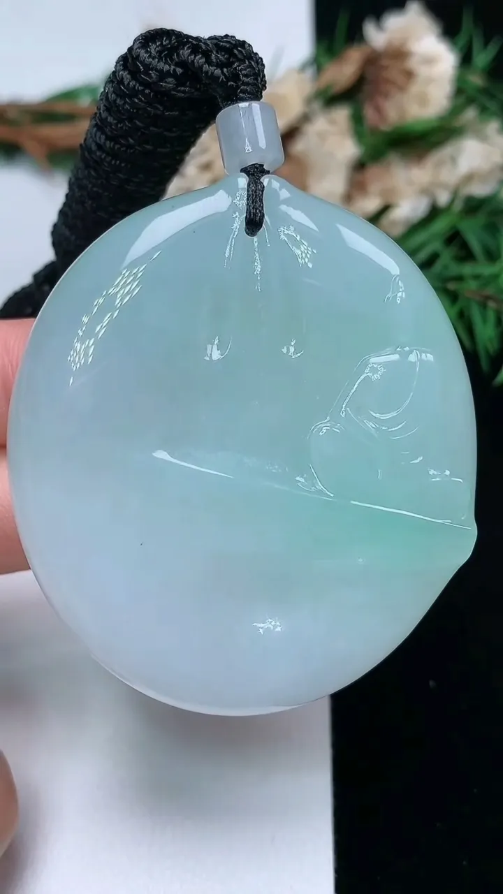 天然A货翡翠无相观音吊坠，尺寸53-46.8-11.3，重量:62.34g
11月28日