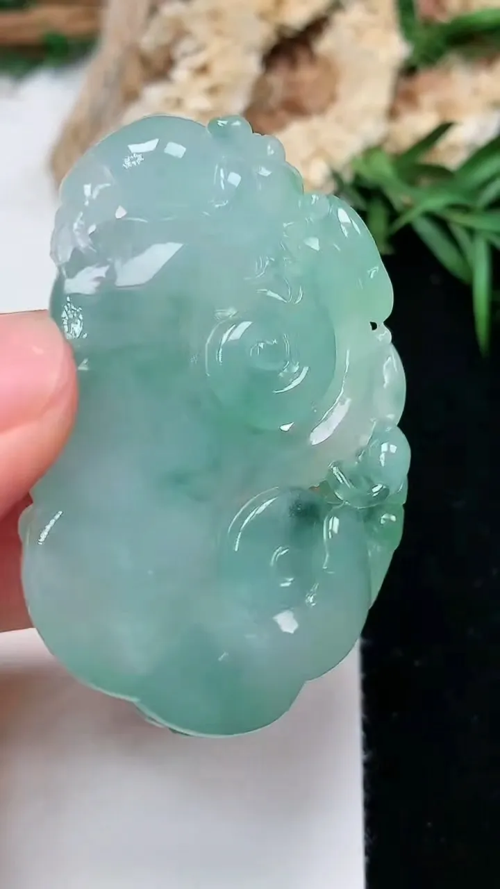 天然A货翡翠如意吊坠，尺寸48.7-32.9-9，重量:27.73g
11月28日