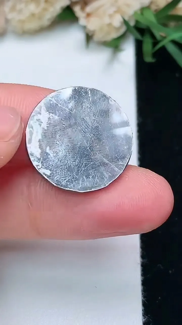 天然A货翡翠无事牌镶嵌件，尺寸18.4-1.8，重量:1.71g
11月28日