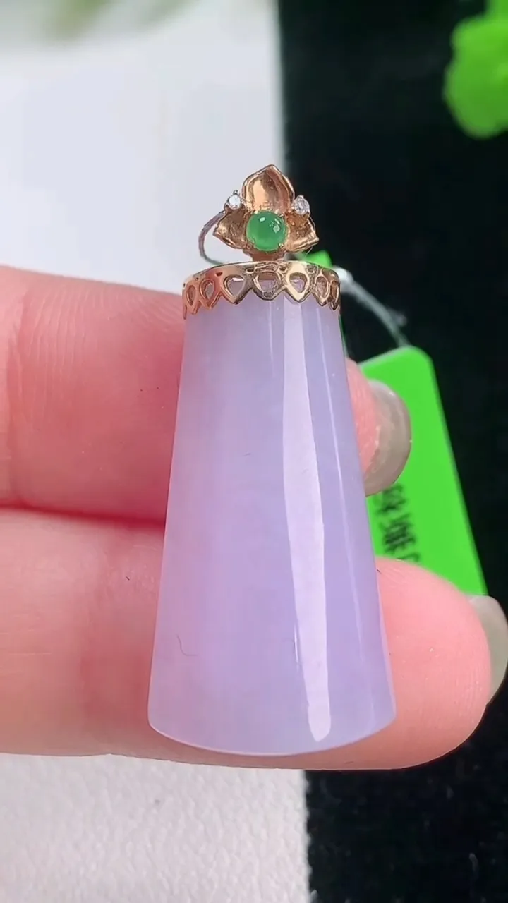 天然A货翡翠18K金紫罗兰无事牌吊坠，尺寸27.8-13-7.5，重量:7.10g
11月28日