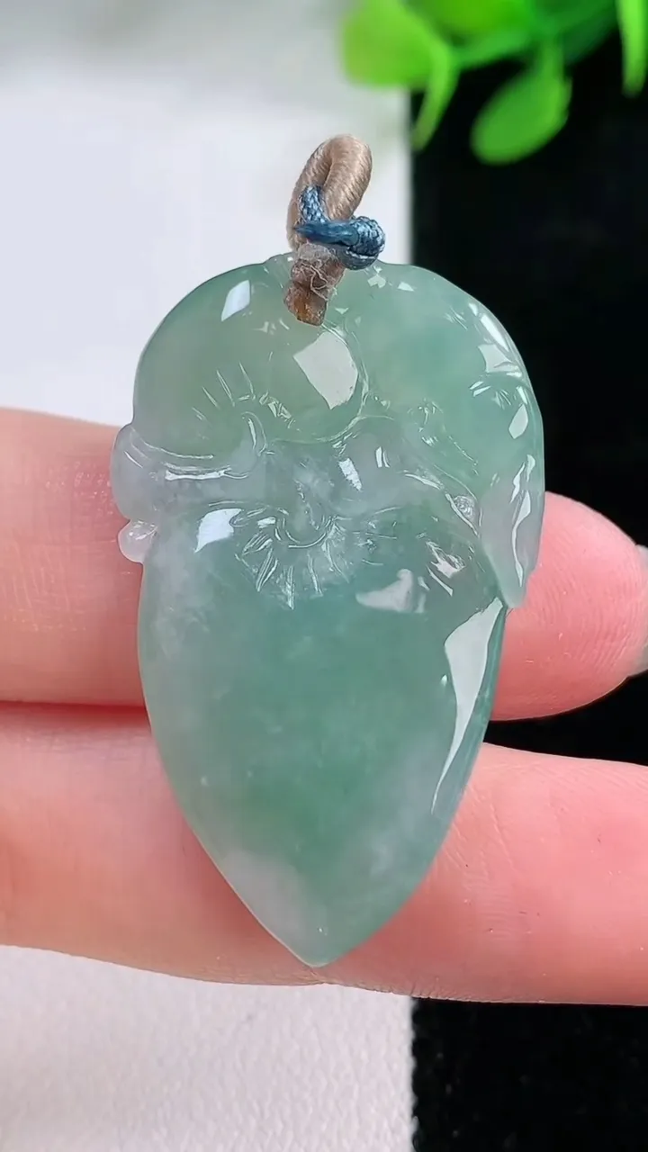 天然A货翡翠寿桃吊坠，尺寸37.2-23.2-6，重量:8.53g
11月28日