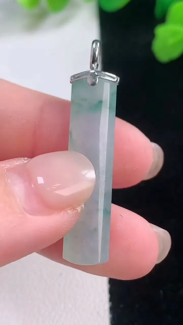 天然A货翡翠种飘花无事牌吊坠，尺寸34-7.8-5.2，重量:3.64g
11月28日