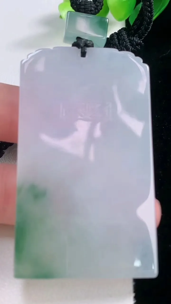 天然A货翡翠仿古无事牌吊坠，尺寸61-35.5-5.6，重量:43.85g
11月28日