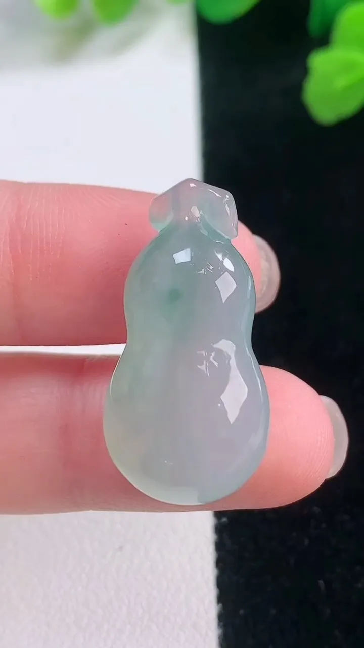 天然A货翡翠冰种飘花葫芦吊坠，尺寸28.2-14.3-8.5，重量:5.66g
11月28日
