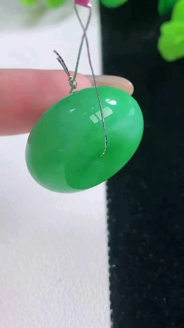 天然A货翡翠平安扣吊坠，尺寸23.4-11.3，重量:13.31g
11月28日