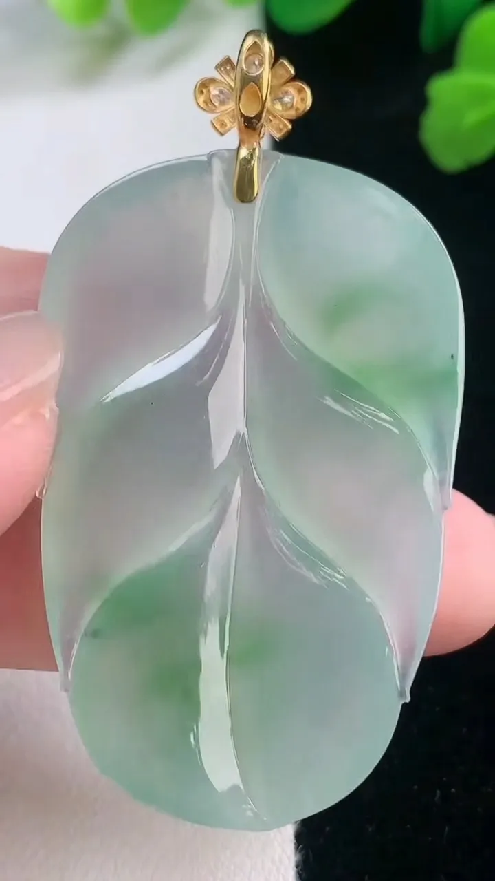 天然A货翡翠金枝玉叶 叶子吊坠，尺寸47.3-30.3-5.2，重量:14.51g
11月28日