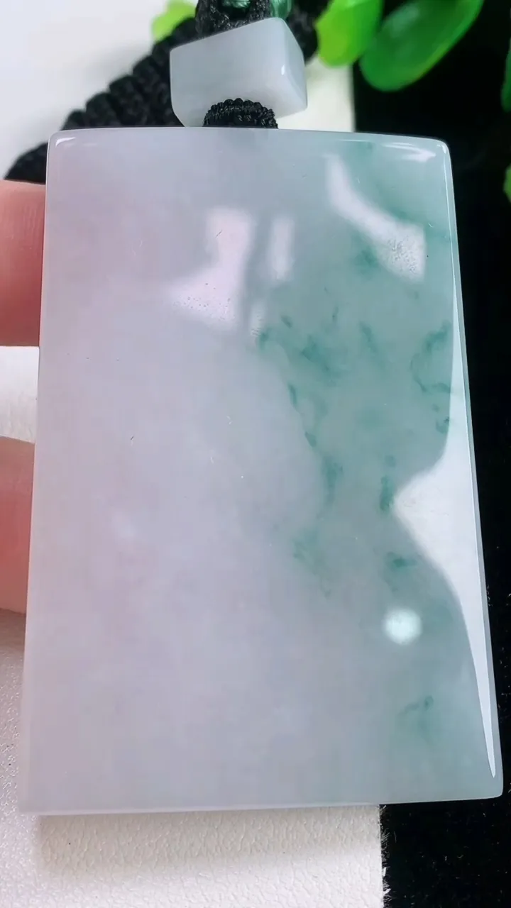 天然A货翡翠种飘花无事牌吊坠，尺寸60.8-40-6.3，重量:57.82g
11月28日