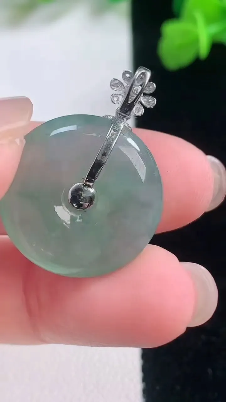 天然A货翡翠平安扣吊坠，尺寸20.7-5.4，重量:5.32g
11月28日